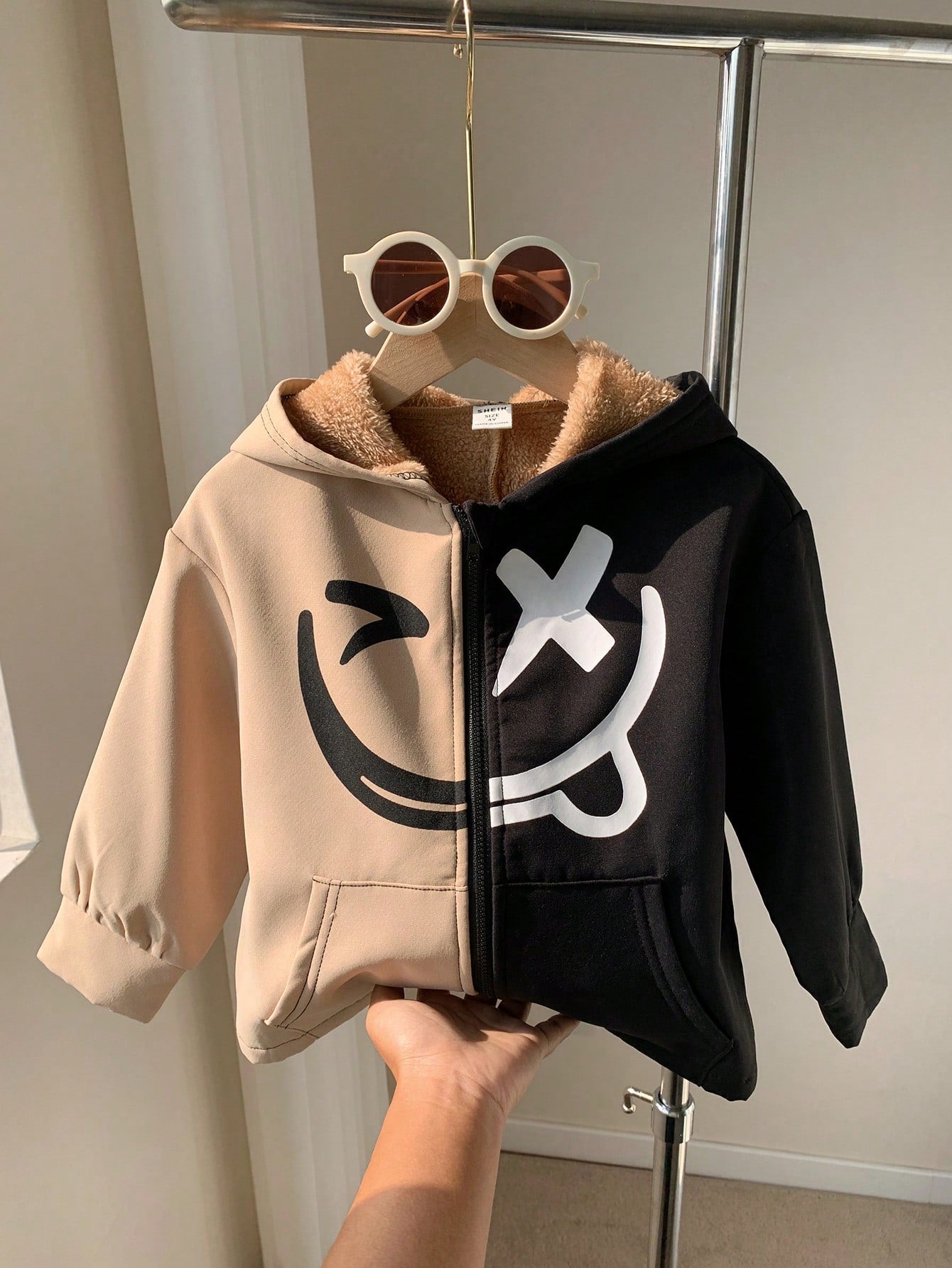 100% 聚酯纤维 潮流拼色设计连帽时尚男童（小）夹克黑色 4-7 лет