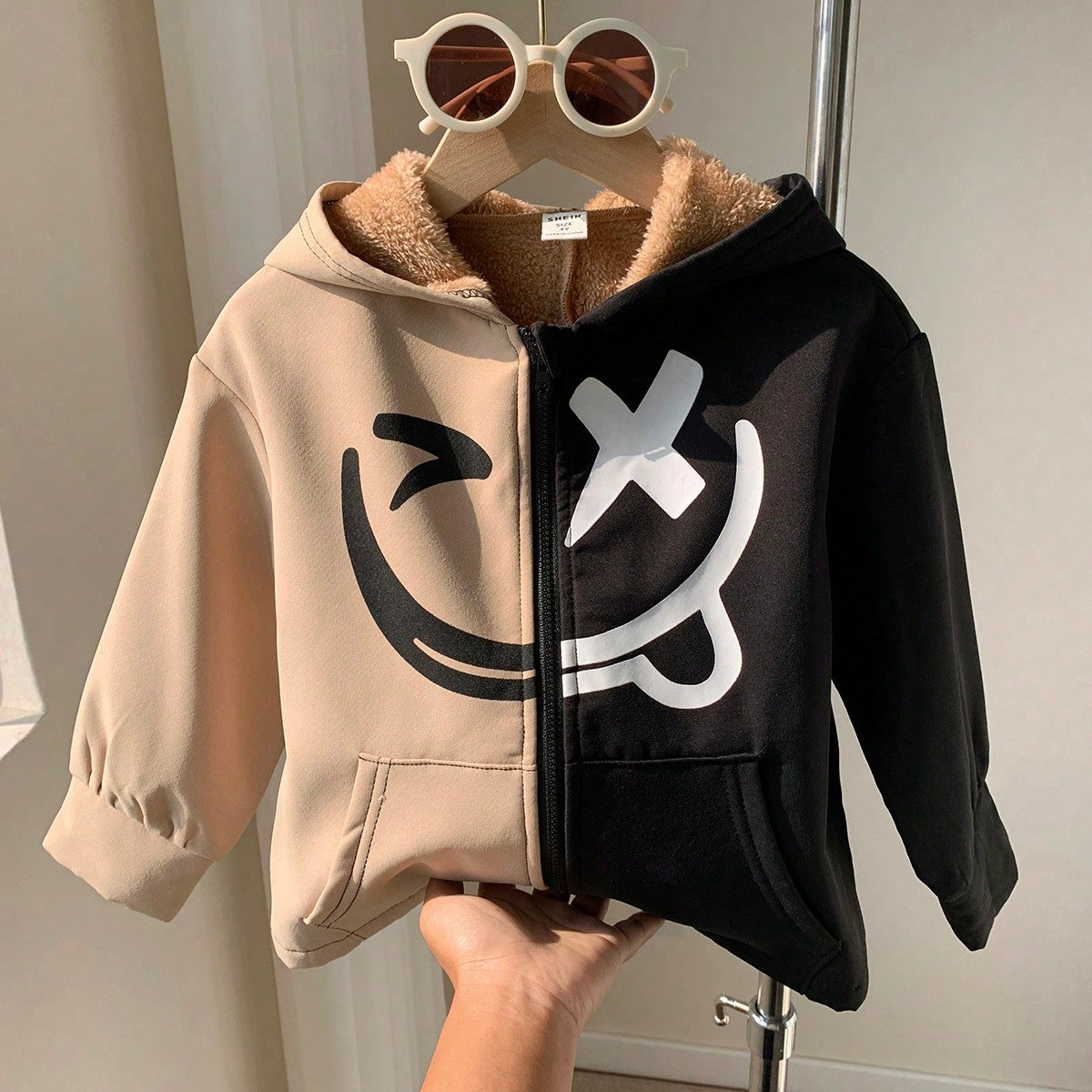 100% 聚酯纤维 潮流拼色设计连帽时尚男童（小）夹克黑色 4-7 лет